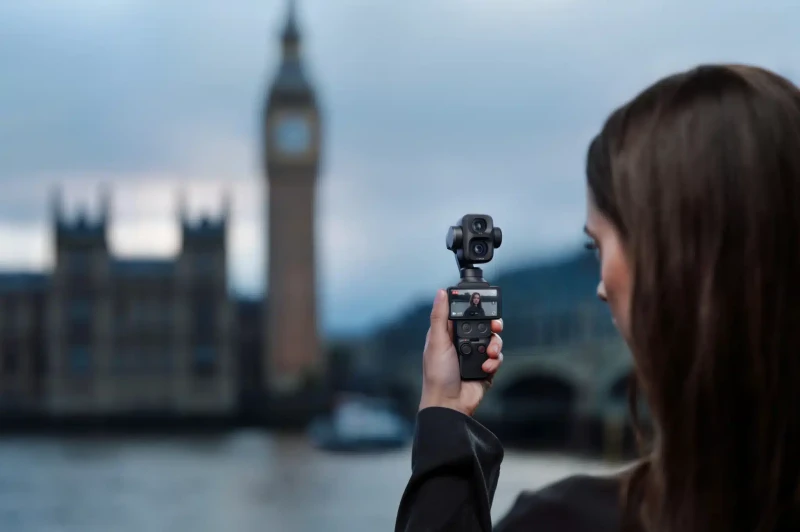 Cầm DJI Osmo Pocket 4P quay vlog ngoài trời