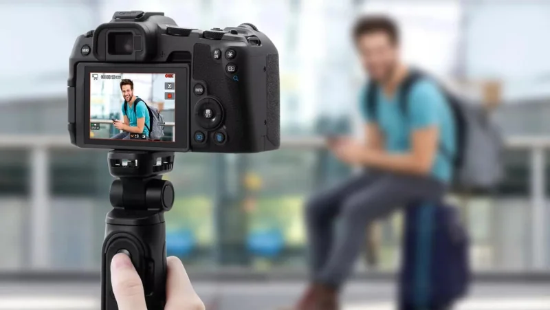 Canon EOS R8 — bố trí máy quay người dẫn với màn hình xoay lật