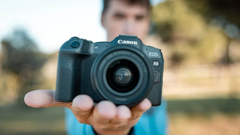 Canon EOS R8 — thân máy gắn lens được cầm bằng một tay