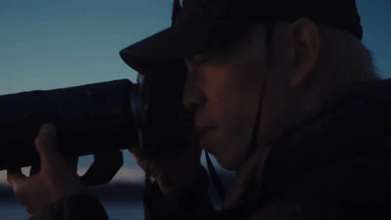 Canon EOS R6 Mark III — minh họa thao tác chụp cầm tay trong ánh sáng yếu