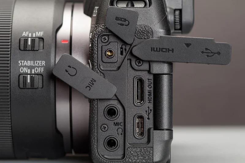 Canon EOS RP — cổng kết nối ở cạnh thân máy