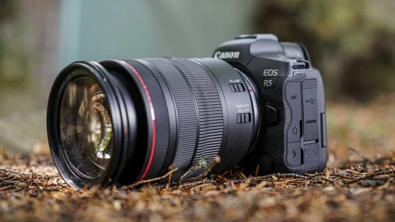 Canon EOS R5 — thân máy gắn ống kính trong cảnh sử dụng ngoài trời