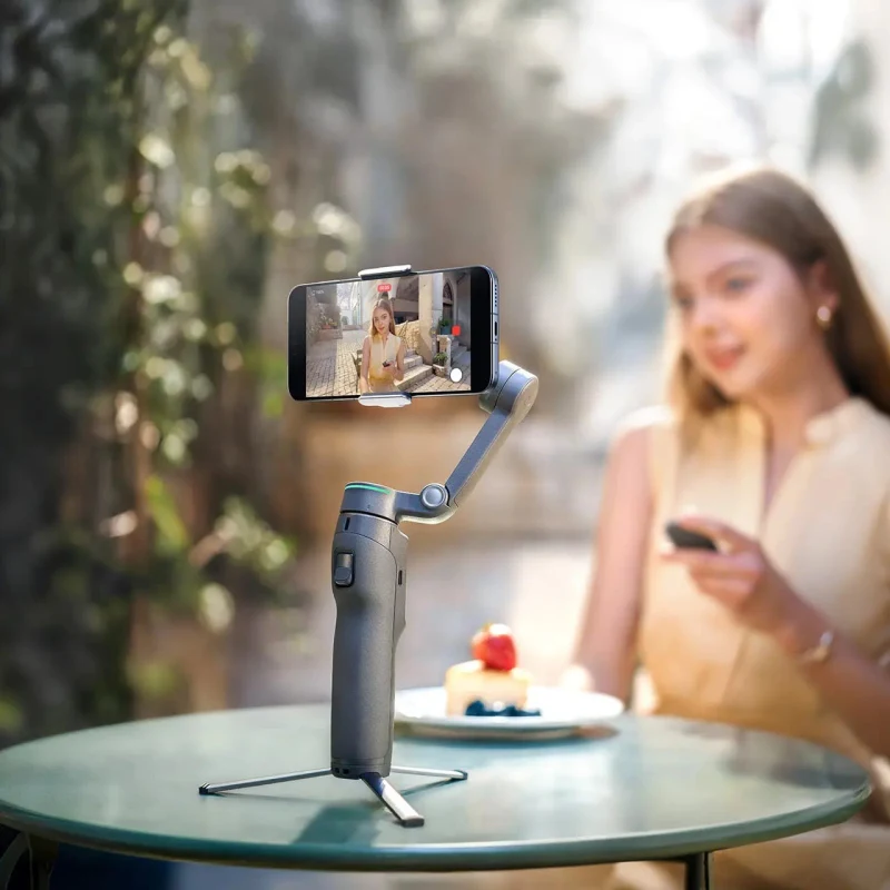 DJI Osmo Mobile 8P – Minh họa bố trí gimbal trên bàn để tự quay