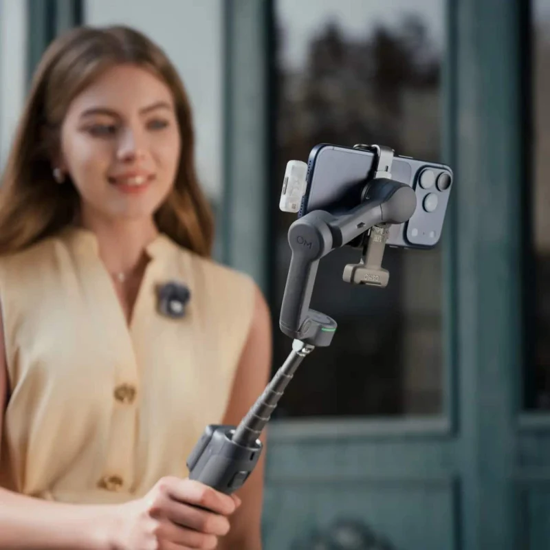 DJI Osmo Mobile 8P – Góc nhìn phía sau khi sử dụng gimbal cùng điện thoại