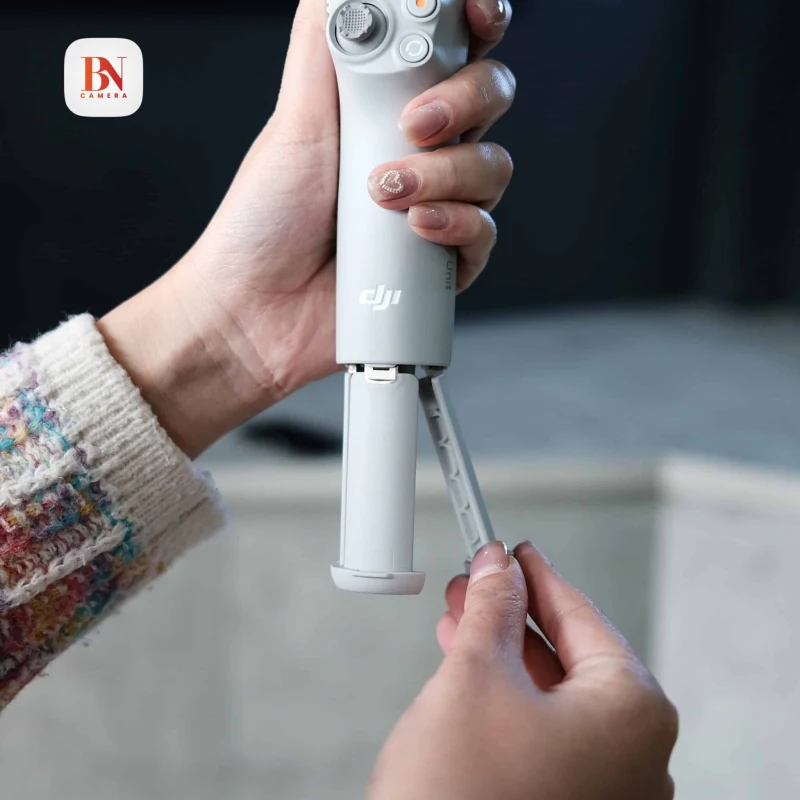 DJI Osmo Mobile 7 – Thao tác mở chân máy tích hợp