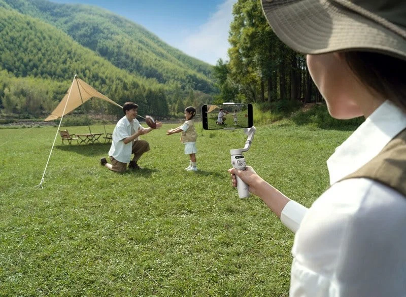 DJI Osmo Mobile 6 – Minh họa theo dõi người khi quay ngoài trời