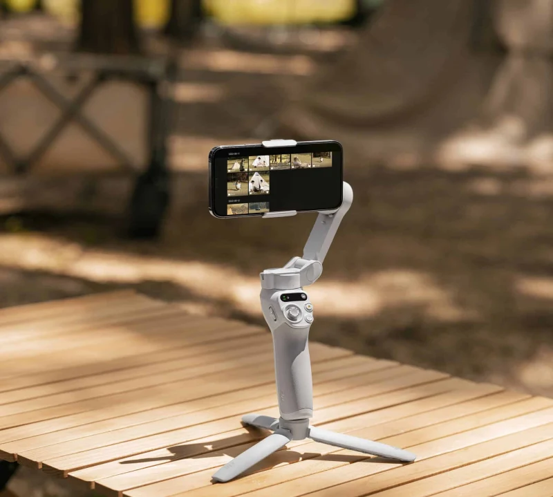 DJI Osmo Mobile SE – Minh họa đặt gimbal trên chân máy để quay timelapse