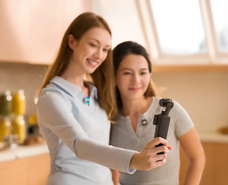 DJI Mic Mini 2S – Minh họa tự quay bằng camera cầm tay và mic cài áo