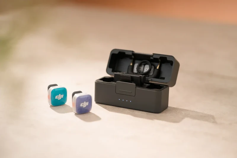 DJI Mic Mini 2S – Hộp sạc và các nắp mặt trước minh họa
