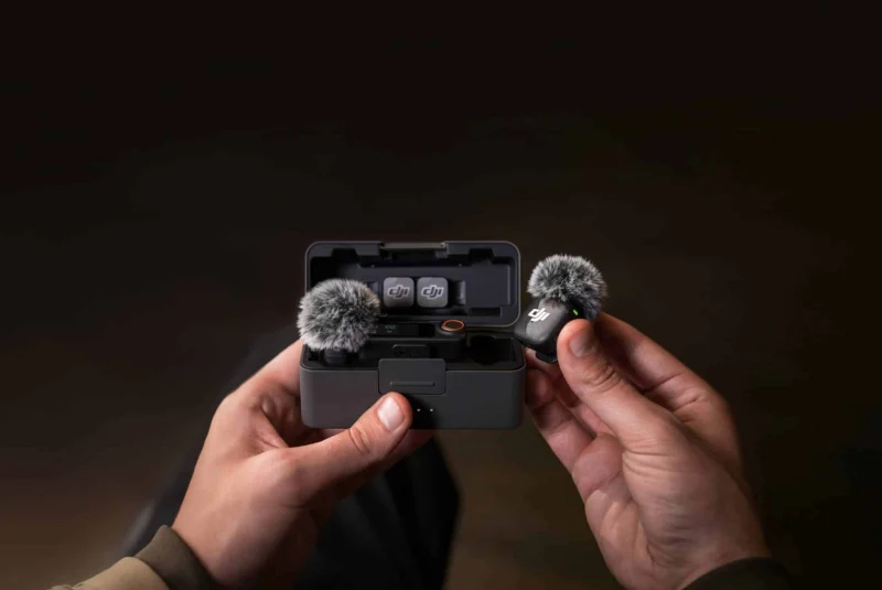 DJI Mic 3 – Hộp sạc và bộ phát trong lúc chuẩn bị ghi hình