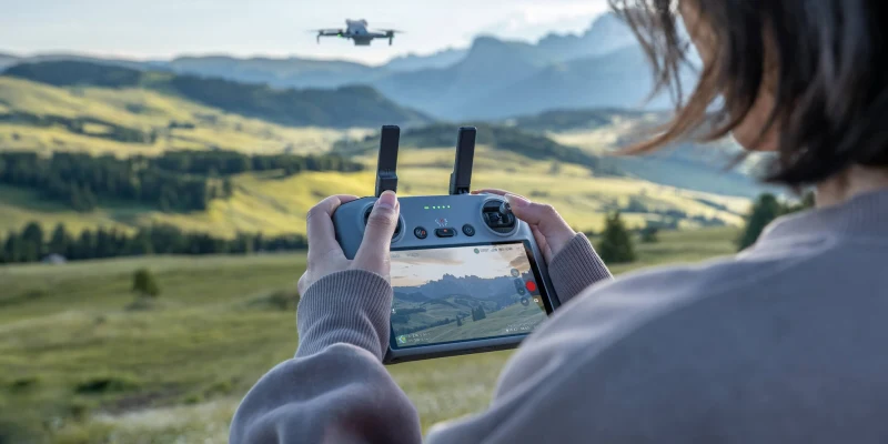 DJI Mini 5 Pro – người dùng thao tác điều khiển