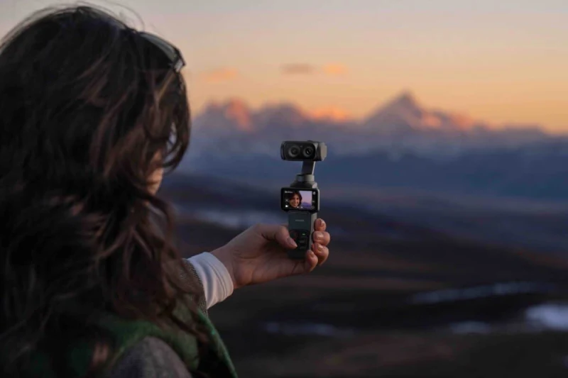 Insta360 Luna Ultra – gimbal và màn hình dành cho quay một mình