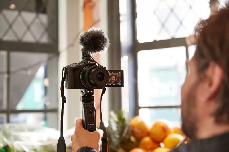 Canon EOS R50 gắn micro ngoài và tay cầm khi quay vlog